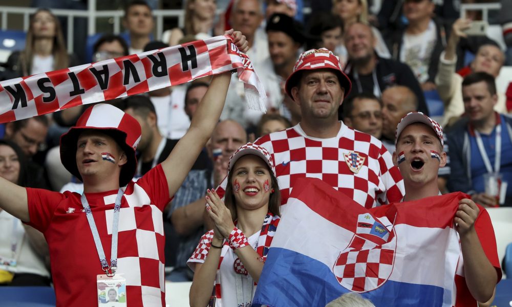 Skandalozno navijanje Hrvata u Osijeku: Boj se bije, ustaški se barjak vije!