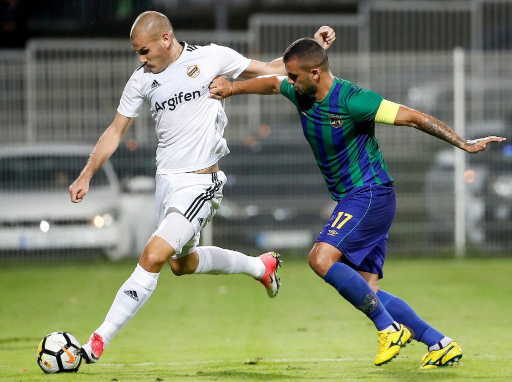 DESET GOLOVA U NIZU Moćni srpski napadač pogađa za titulu