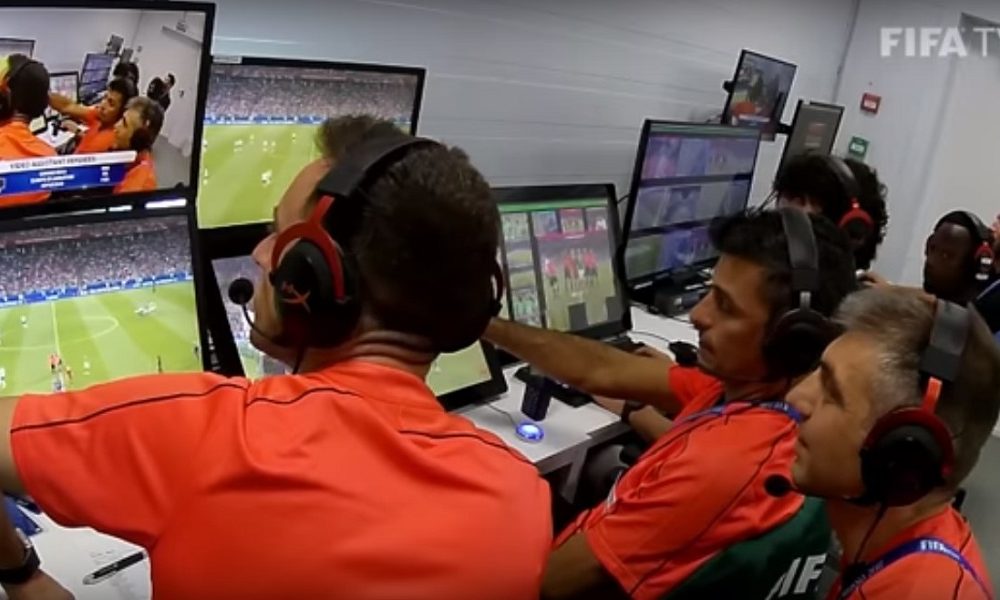 NAPUSTILI STADION UZ POMOĆ POLICIJE Gledali snimak na telefonu i poništili gol – sada su pod suspenzijom