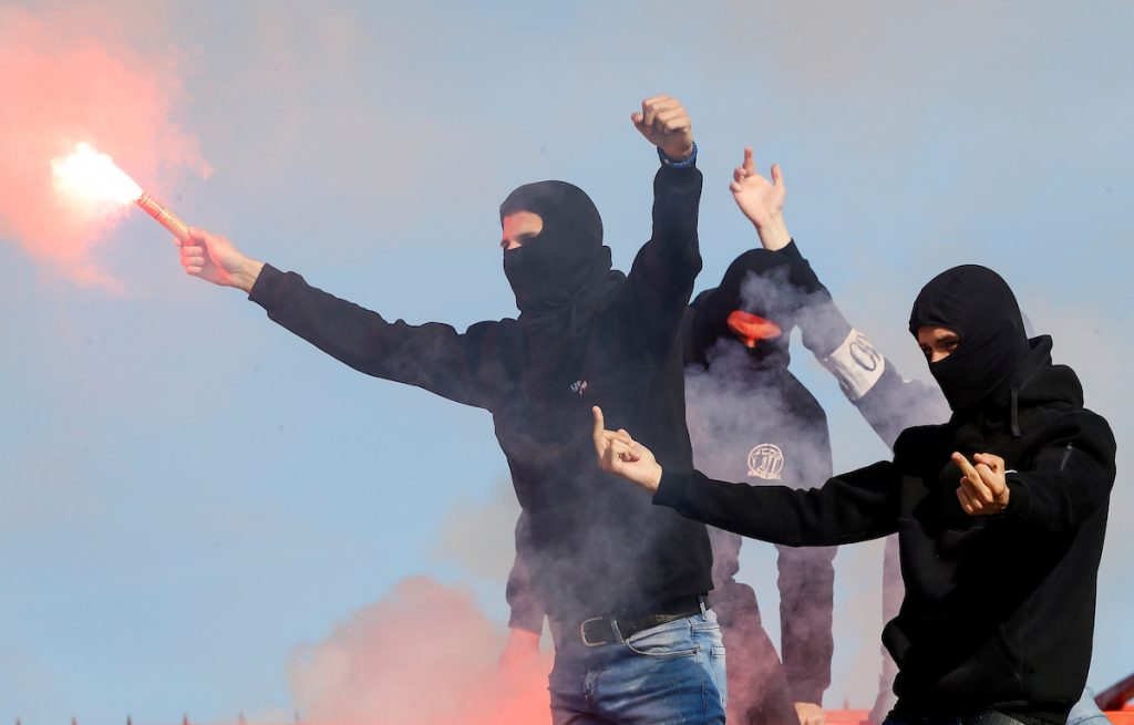 HAOS UOČI DERBIJA „Grobari i „Delije“ se potukli u gradskom prevozu!