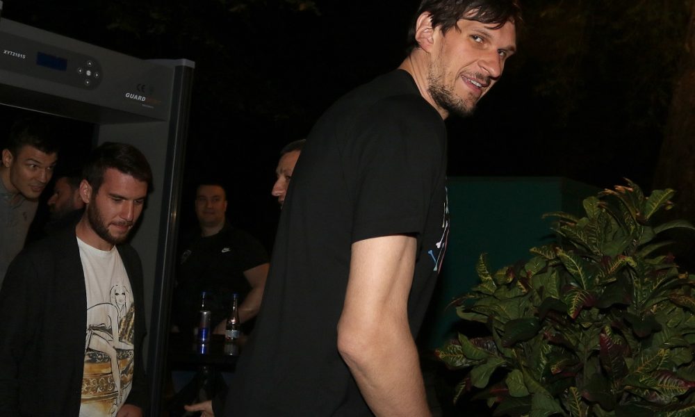 URNEBESNO Kinezi fascinirani Bobijevom šakom! Velika je kao podlaktica jednog saigrača (VIDEO)