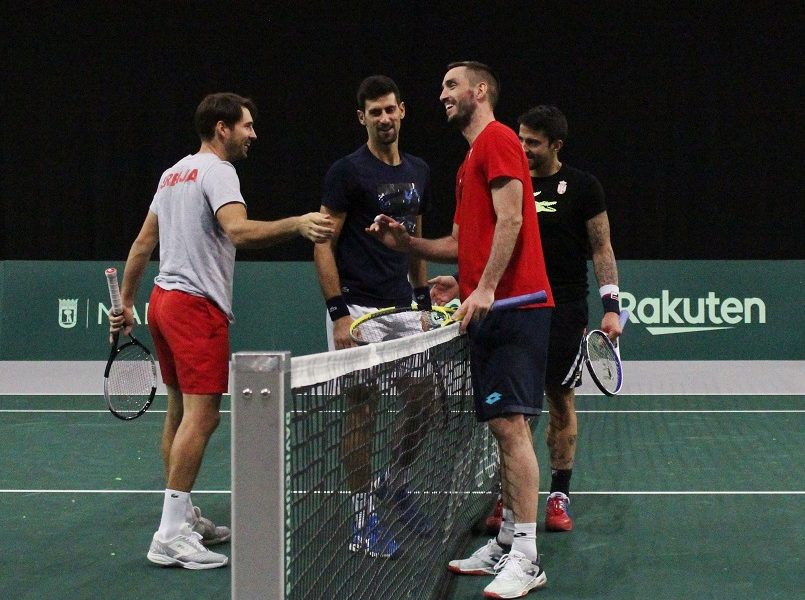 STIGAO U MALAGU Novak se priključio Dejvis kup timu! Obezbeđenje moralo da ga brani od navijača u Torinu (VIDEO)