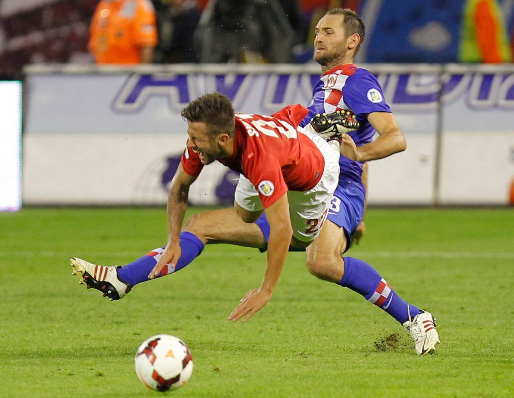 SRAMNA REKLAMA ILI DOBAR MARKETING? Hrvati aludiraju na krvnički start Šimunića nad Sulejmanijem (FOTO+VIDEO)