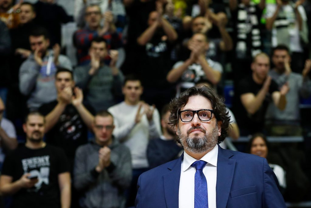 TRINKIJERI STIGAO U ARENU Pogledajte kako su „grobari“ dočekali nekadašnjeg trenera (VIDEO)