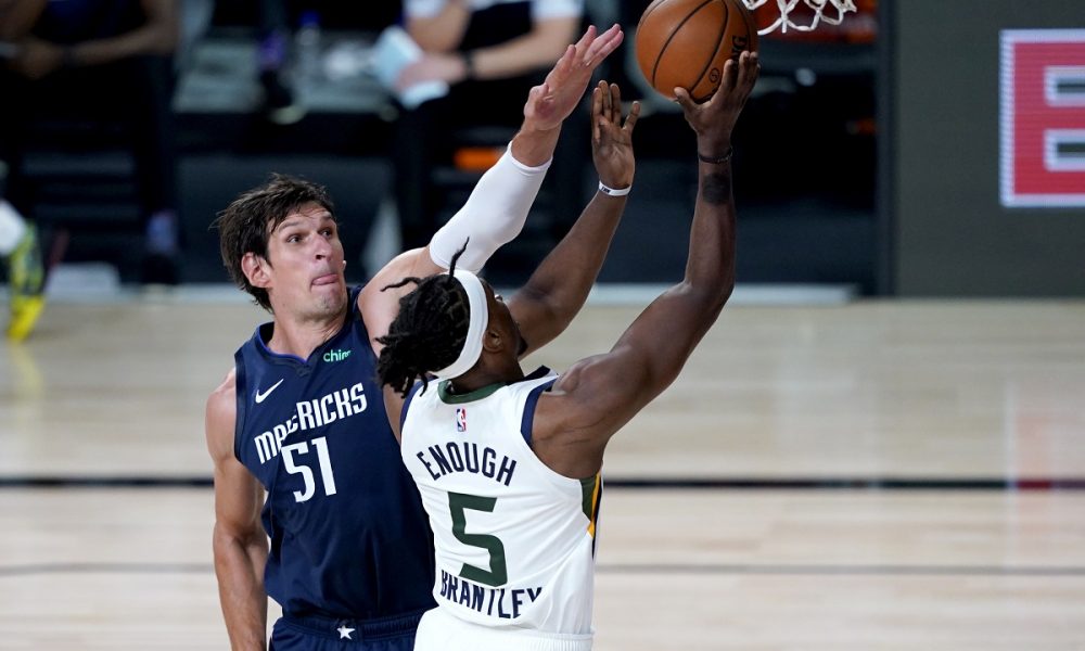 STIGAO BOBI Marjanović se zvanično vratio u Evroligu! Odmah je raširio šal novog kluba  (FOTO)