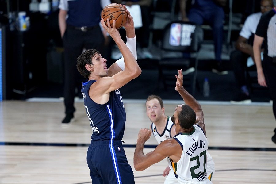 Plakanje od smeha! Bobi vozi traktor i skuplja seno: Kad me vide oči šire… (VIDEO)