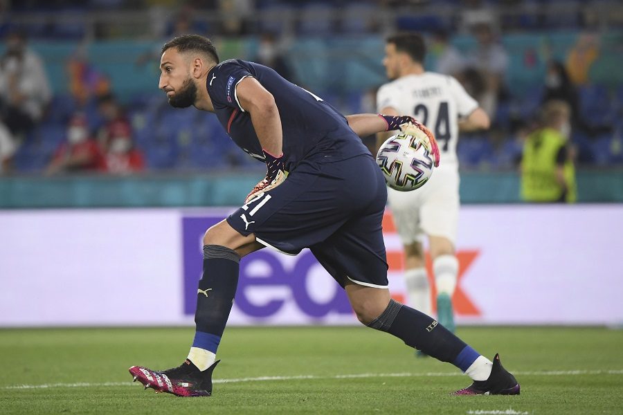 VEZALI IH I PRETILI ORUŽJEM Lopovi opljačkali Donarumu i njegovu partnerku