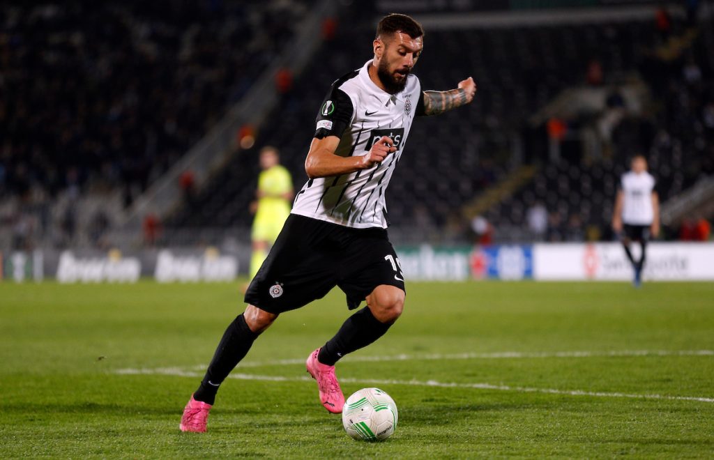 NOVI RASTANAK Ponovo bez kluba… Bivši vezista Partizana napustio Emirate