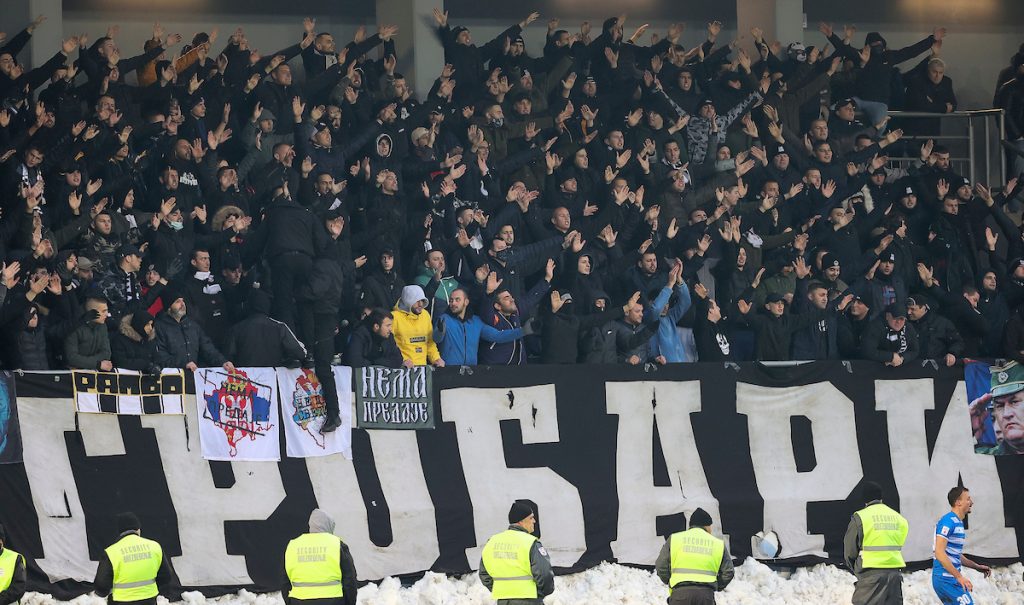 ODLAZAK STOLICE NIJE DOVOLJAN Navijači Partizana i u Novom Sadu skandirali „Uprava, napolje!“ (VIDEO)