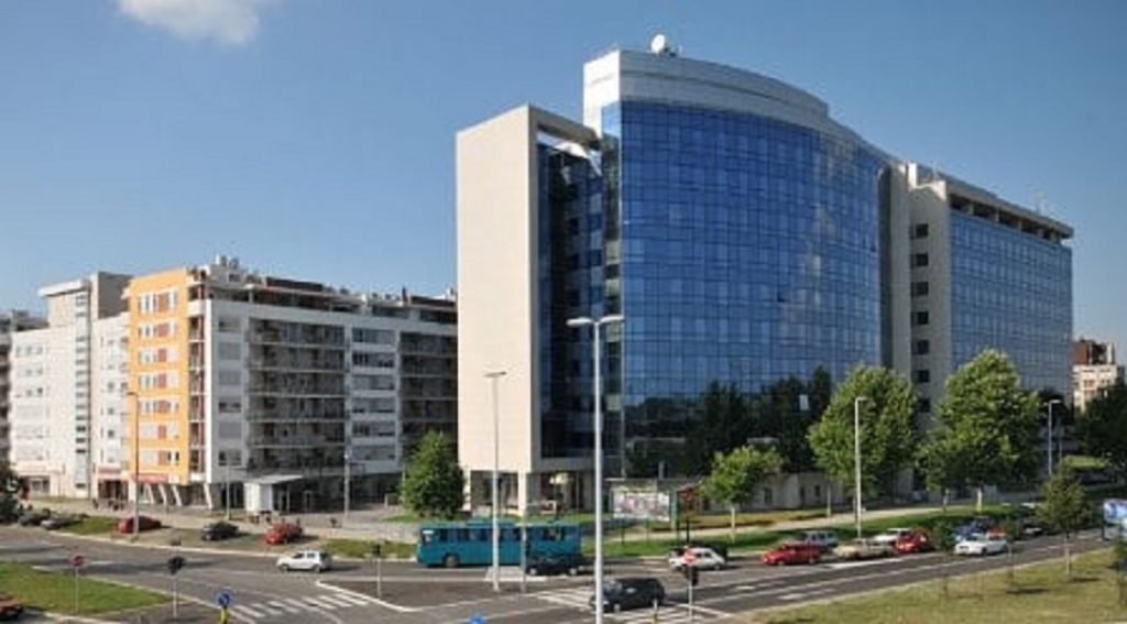 ODGOVOR FORHENDOM Srpski navijači teniskim lopticama gađali australijsku ambasadu u Beogradu (VIDEO)