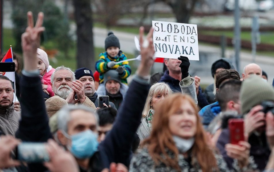 Građani pred Skupštinom daju podršku Đokoviću, a među njima je i jedna ministarka (FOTO)