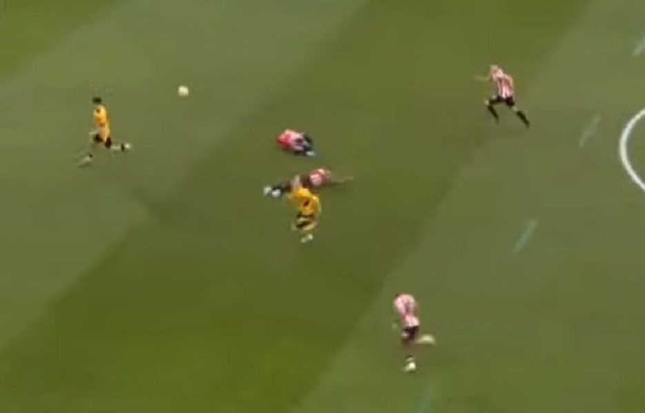 UŽAS U ENGLESKOJ Jeziv sudar glavama, prekid trajao 20 minuta (VIDEO)