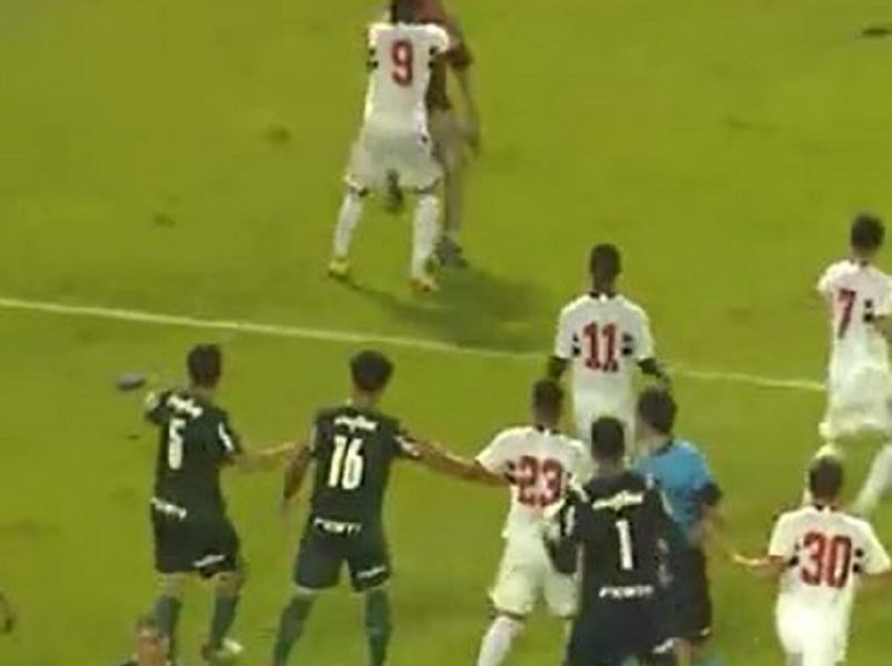 HAOS U BRAZILU Huligan sa nožem upao na teren, sudija sprečio krvoproliće (VIDEO)