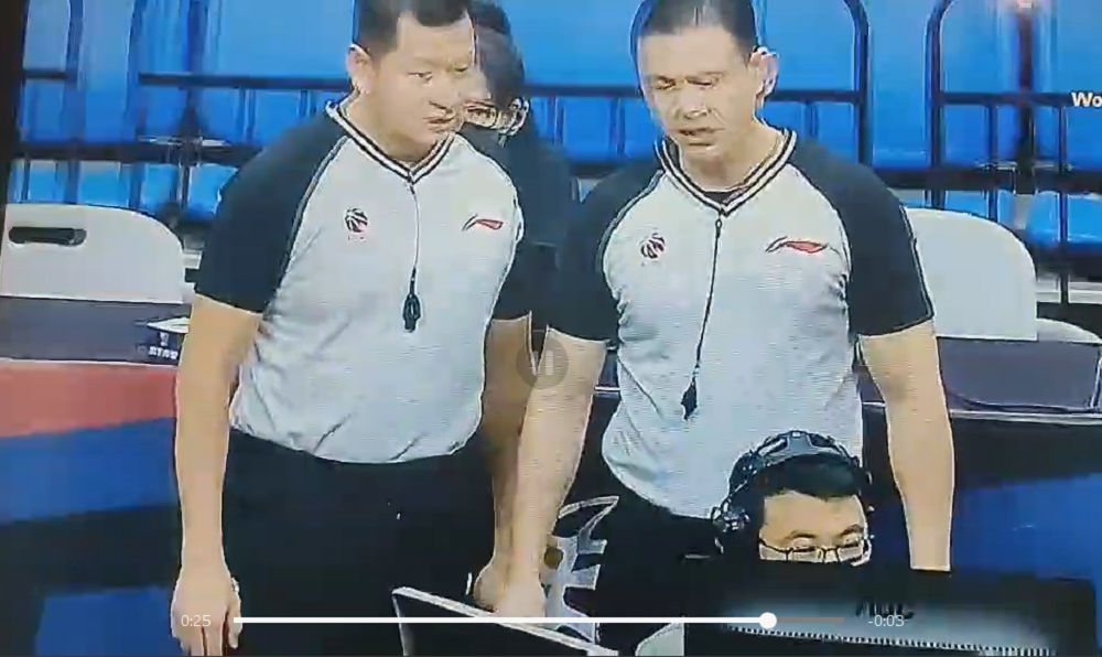 U KINI JE SVE MOGUĆE Sudije otišle da pogledaju spornu situaciju, za zapisničkim stolom im pustili drugu utakmicu (VIDEO)