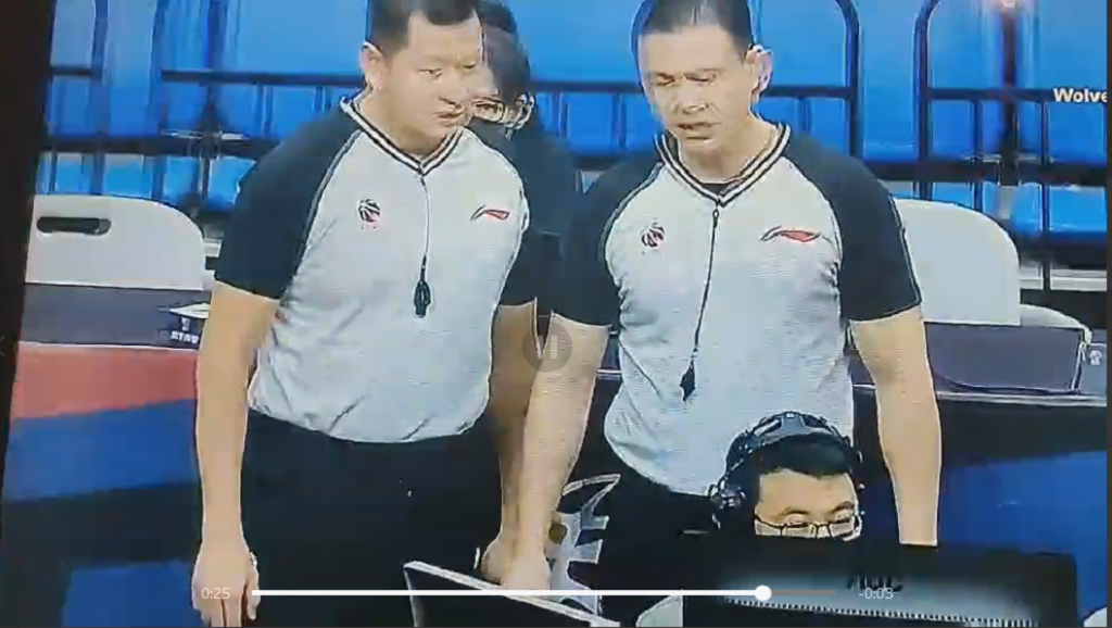 U KINI JE SVE MOGUĆE Sudije otišle da pogledaju spornu situaciju, za zapisničkim stolom im pustili drugu utakmicu (VIDEO)