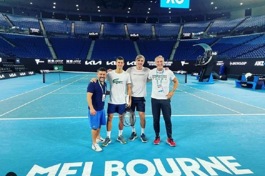OSVOJIĆE JOŠ 10 GREND SLEM TITULA Porodica Đoković slavi, Novak se oglasio na Instagramu, postavio fotografiju s terena i poručio: Ostajem da se takmičim