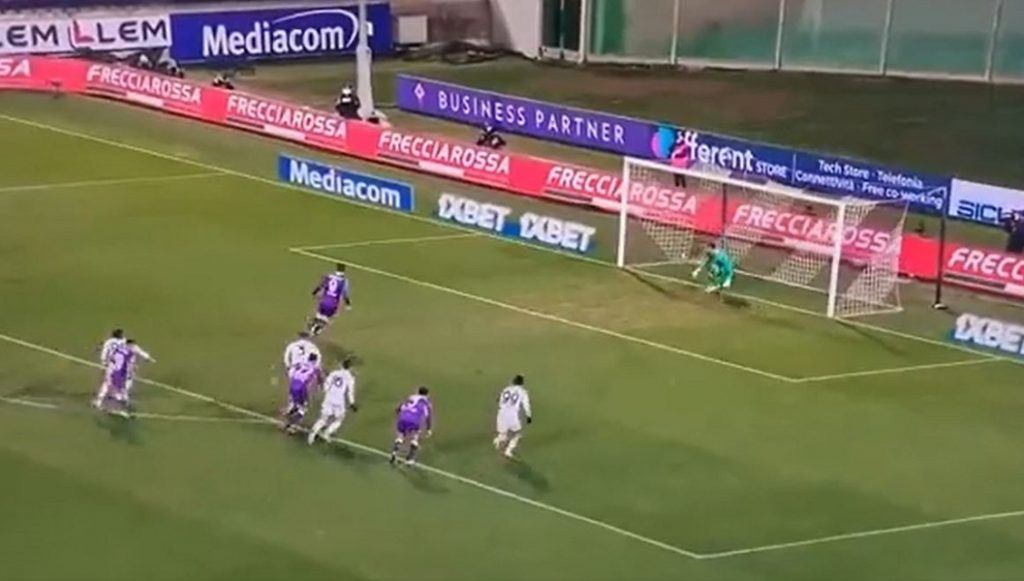 NE RADI SE TO TAKO Vlahović pokušao šmekerski da pogodi iz penala, ali ga je golman nadmudrio (VIDEO)