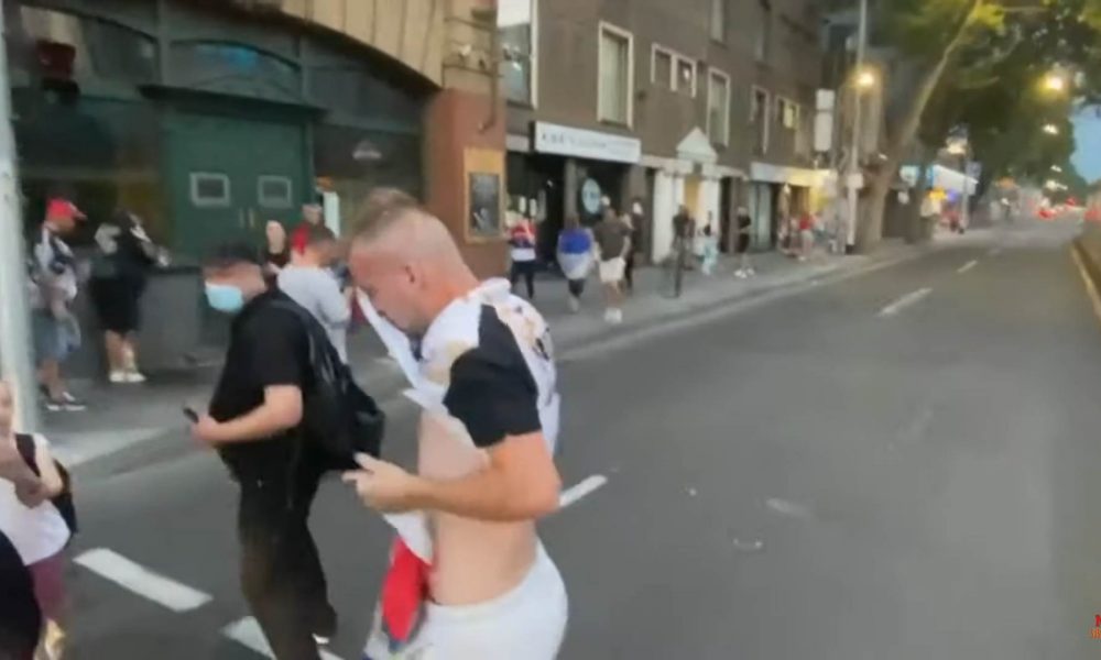 NA IVICI HAOSA Srbi skandiraju: Oslobodite Noleta! Policija gađa demonstrante, jedan navijač pobegao krvave glave (VIDEO)
