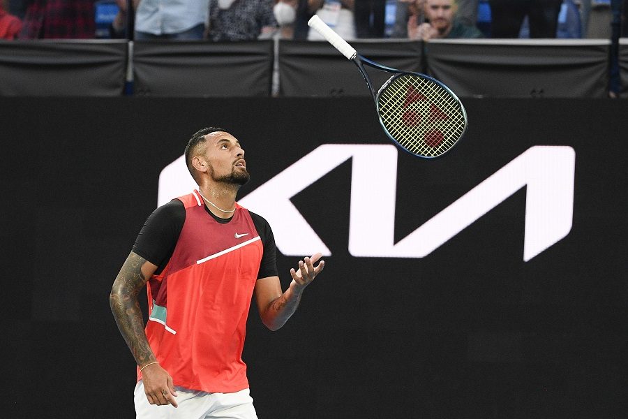 Kirjos pravio šou, dizao publiku na noge, pio pivo, a onda poručio: U romansi sam sa Đokovićem, pitaću ga za dubl (VIDEO)