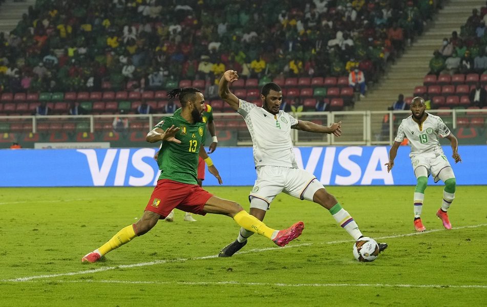 BEN I NJEGOVI SAIGRAČI HRABRO POGINULI Štoper branio za Komorska Ostrva, u sedmom minutu ostali sa desetoricom, ali su namučili Kamerun (VIDEO)