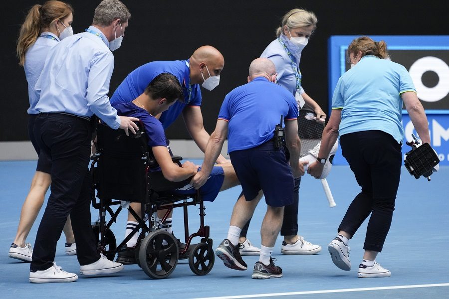 DRAMA U MELBURNU Teniser se srušio na teren, odvezli ga u kolicima (VIDEO)