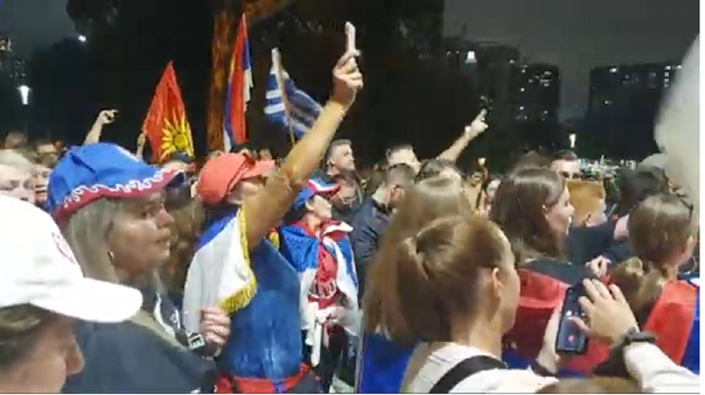 „ŽURKA“ U MELBURNU Orkestar svira ispred Noletovog hotela, kiti se muzika, stigli Grci, Poljaci i Makedonci (VIDEO)