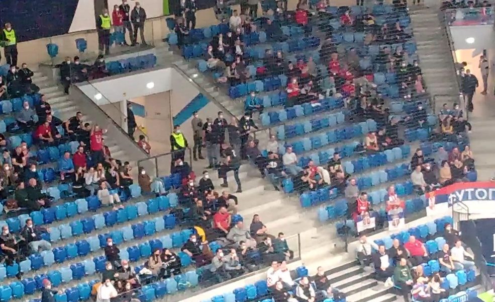 RAZOČARANI Pojedini srpski navijači napustili halu tokom drugog poluvremena (VIDEO)