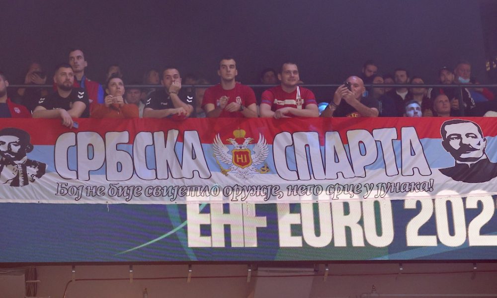 SPEKTAKL U SEGEDINU Rukometna legenda sa srpskim navijačima bodri „orlove“ protiv Hrvatske (FOTO)