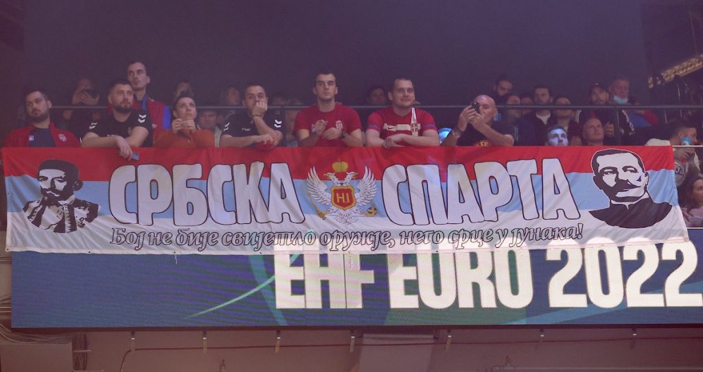 SPEKTAKL U SEGEDINU Rukometna legenda sa srpskim navijačima bodri „orlove“ protiv Hrvatske (FOTO)