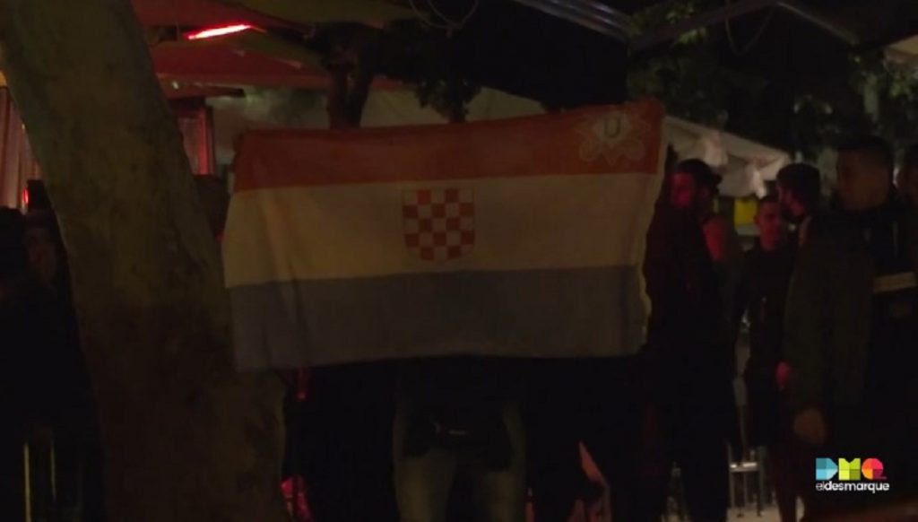 INCIDENTI U SEVILJI Navijači Dinama mahali zastavom zločinačke NDH i pokazavali stražnjice! (VIDEO)