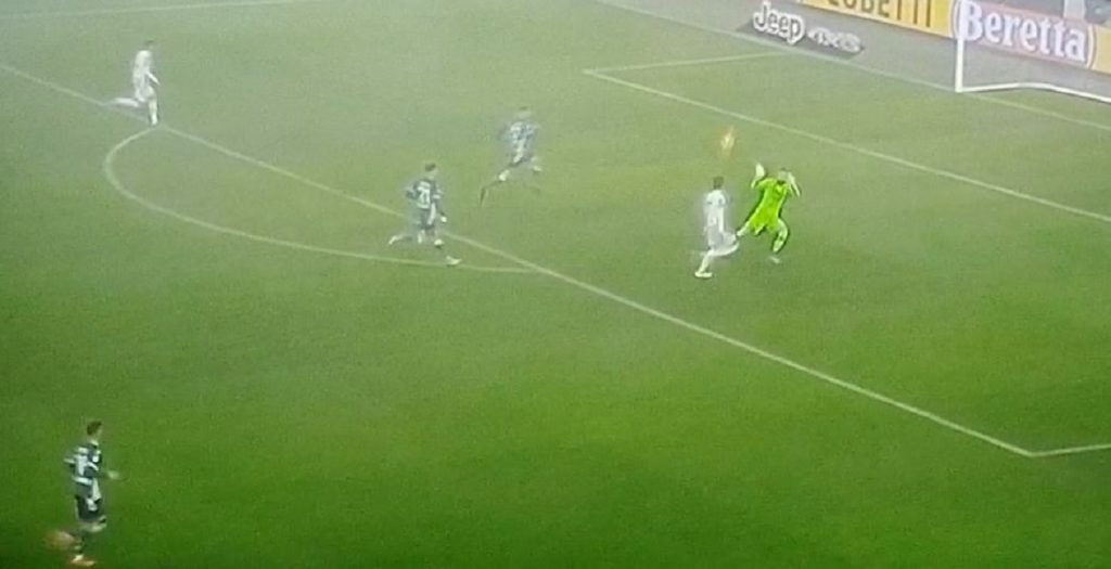 POTEZ ZA ŠPICE Vlahović majstorskim lobom debitovao za Juventus (VIDEO)