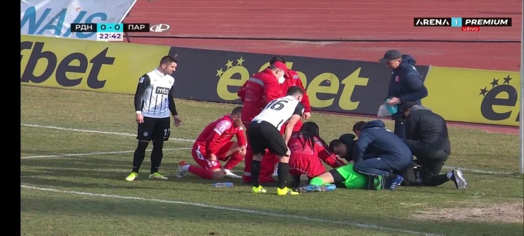DRAMA U NIŠU Golman Partizana teže povređen, odvezla ga Hitna pomoć (VIDEO)