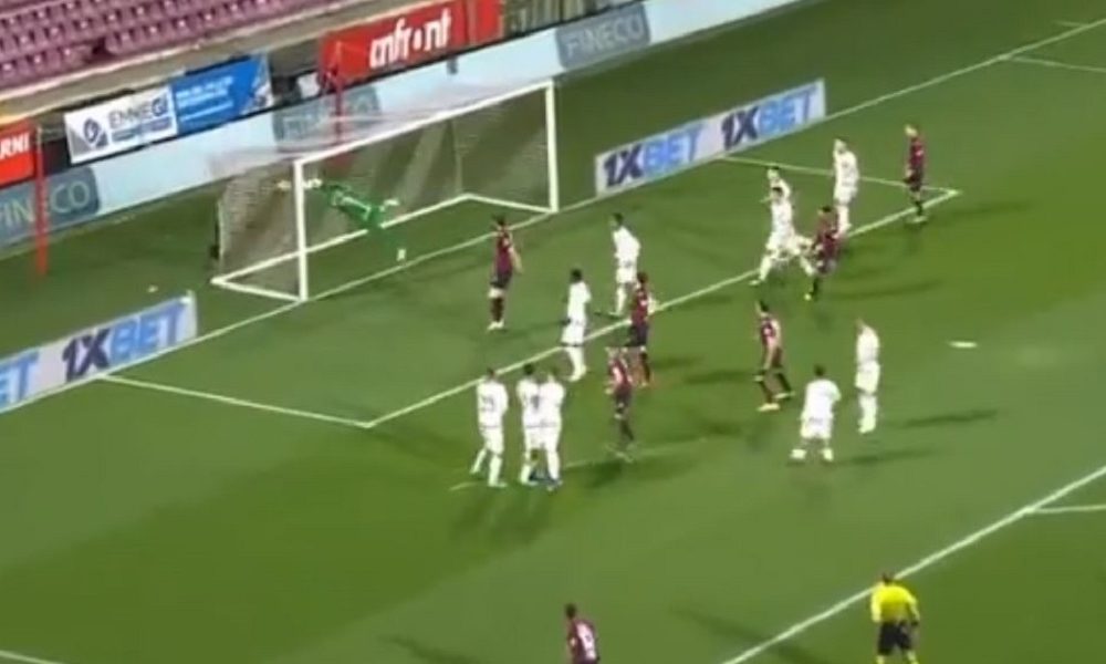 SKINUO PAUČINU Dirigovani projektili! Fudbaler Salernitane dao dve golčine iz slobodnjaka za 16 minuta (VIDEO)