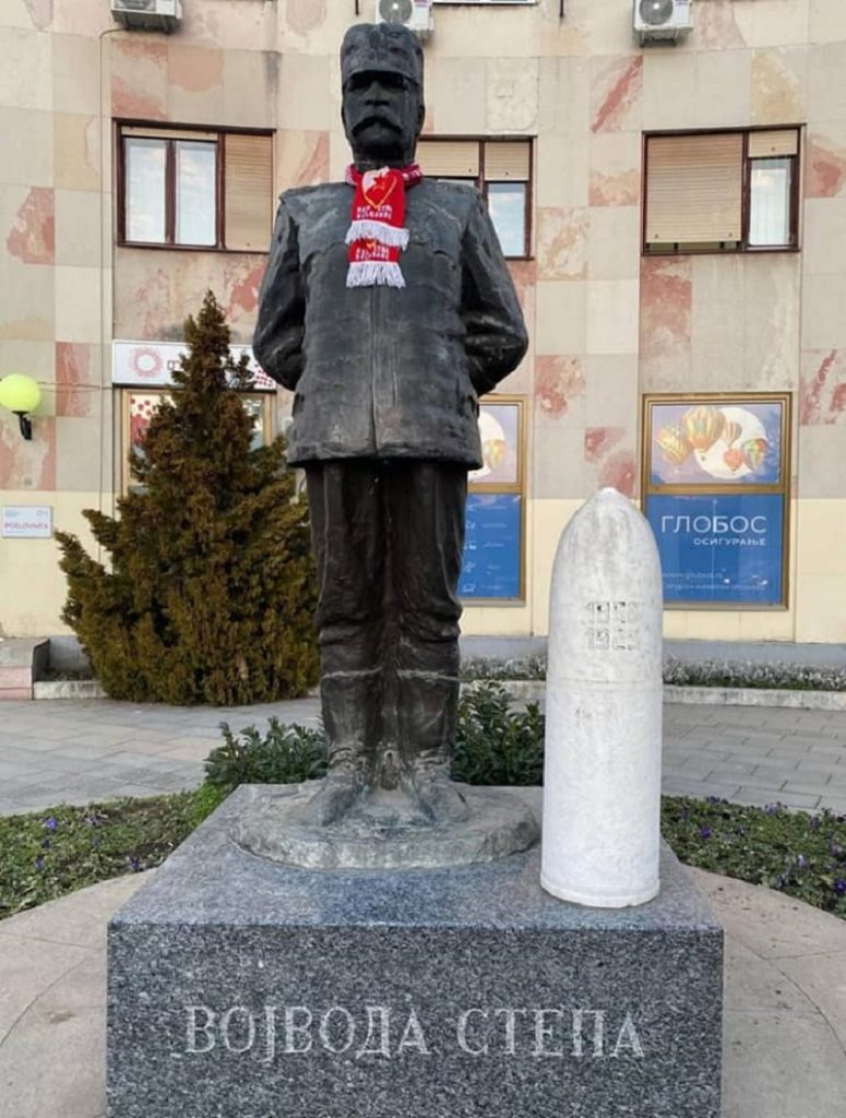 NIJE POBEDNIK JEDINI Zvezdini šalovi na spomenicima vojvode Stepe, Dositeja, Njegoša… (FOTO)