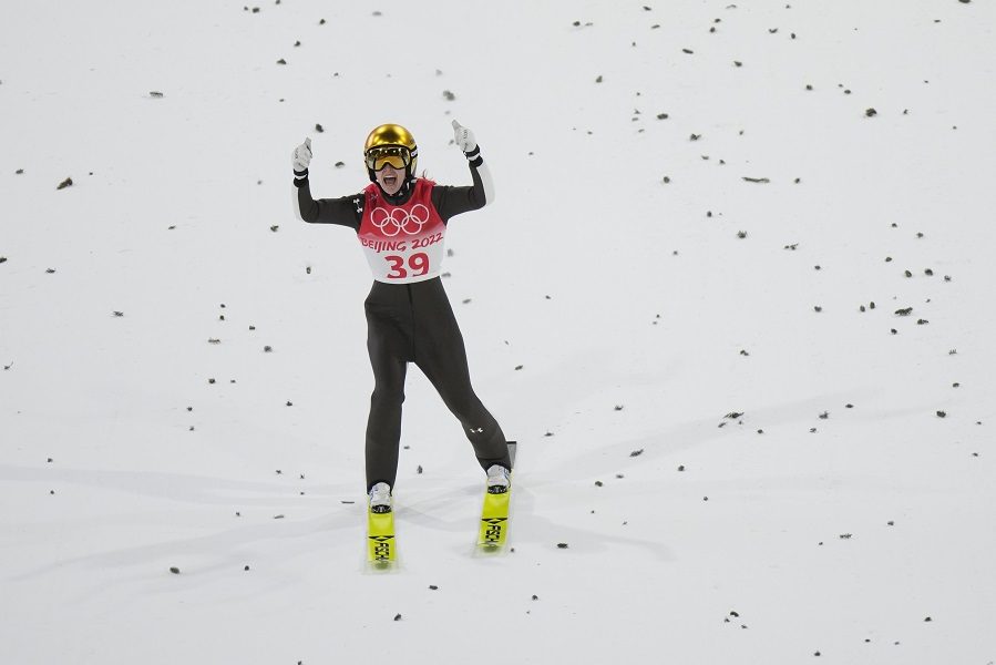 ZLATO I BRONZA ZA SLOVENIJU Bogataj šampionka u skijaškim skokovima