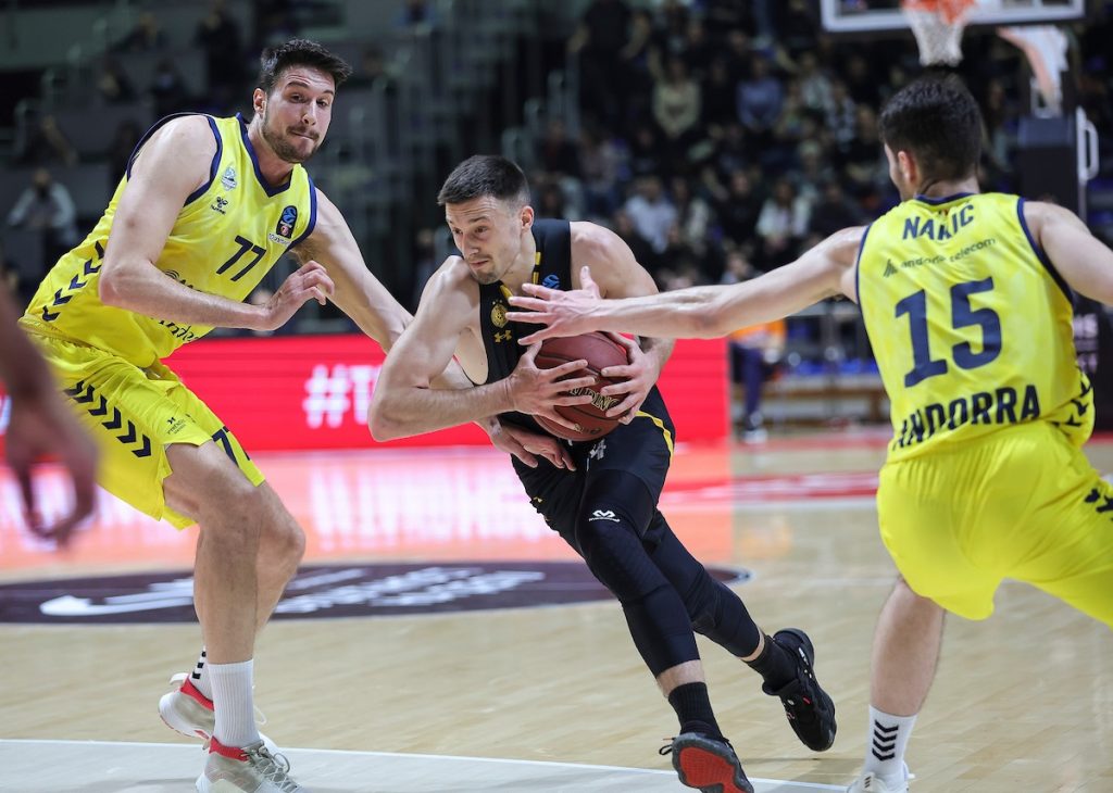 POLUVREME Partizan sjajnim šutem za dva poena na dvocifrenom višku… Lesor dominira!