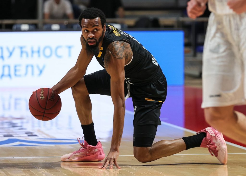 POLUVREME U ČAČKU Partizan ne blista, ali ima sigurnu prednost posle 20 minuta