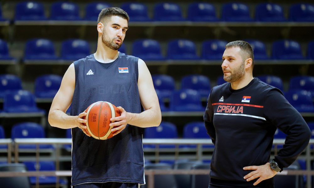 RISTIĆ U STEF KARI REŽIMU Centar reprezentacije Srbije namestio ruku pred Slovačku! (VIDEO)