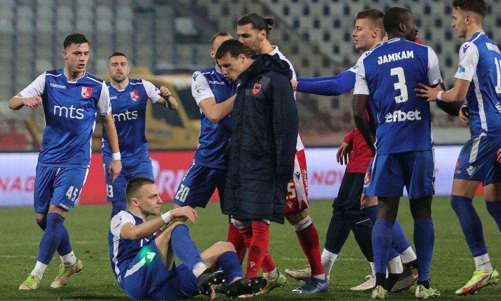 Bivši napadač Partizana savladao Borjana i izazvao haos na stadionu (VIDEO)