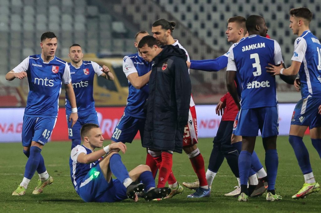 Bivši napadač Partizana savladao Borjana i izazvao haos na stadionu (VIDEO)