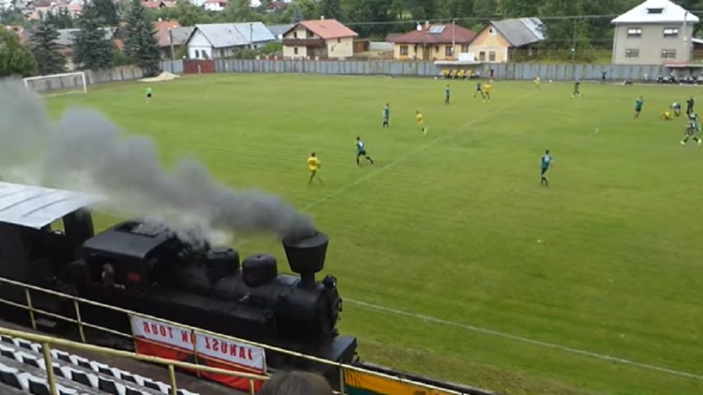 NESTVARNA SCENA Pomoćnik bi da maše ofsajd, ali iza njega je voz! (VIDEO)