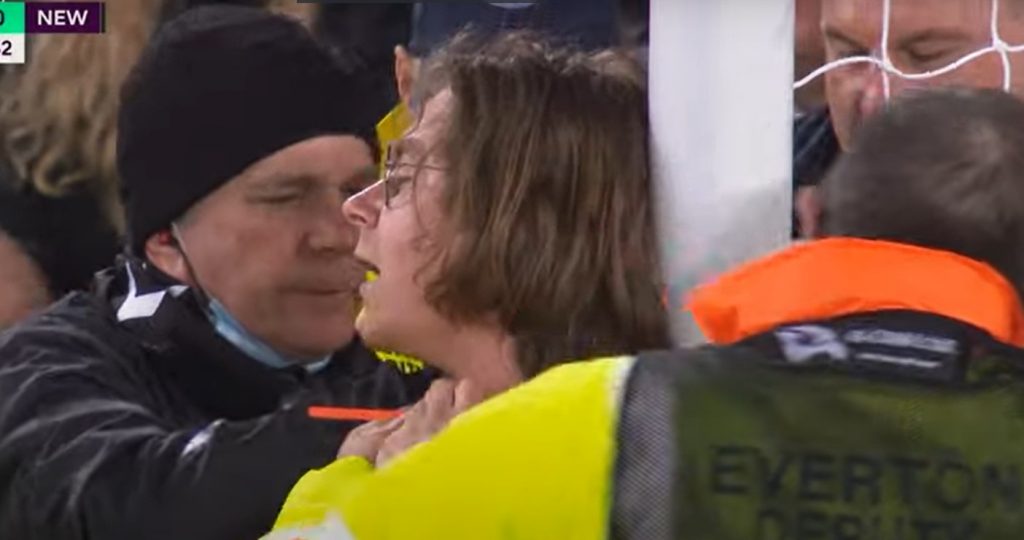 HAOS U ENGLESKOJ Navijač Evertona se vezao za stativu tokom meča! Svi na stadionu ostali u neverici (VIDEO)