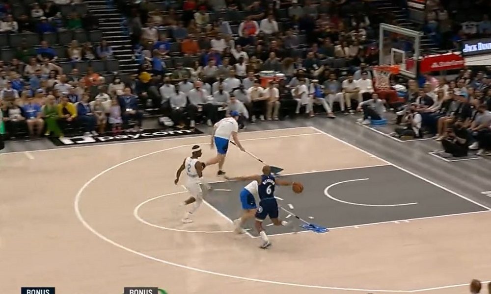 DEFANZIVAC DANA Čistač parketa zaustavio kontru gostiju u NBA (VIDEO)