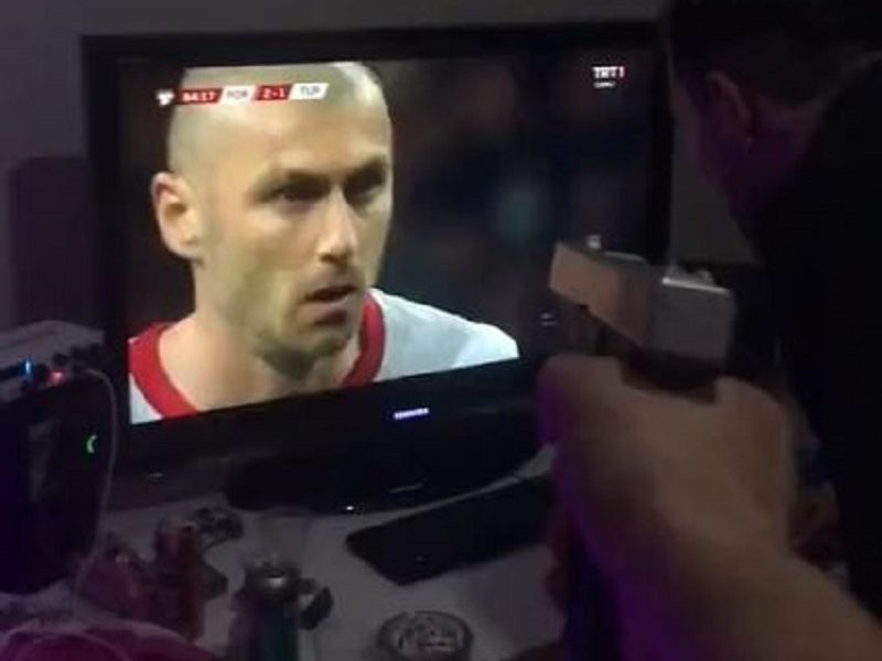 DA LI MU JE ŽIVOT UGROŽEN? Pomahnitali Turčin pucao u televizor posle Jilmazovog promašaja sa bele tačke (VIDEO)