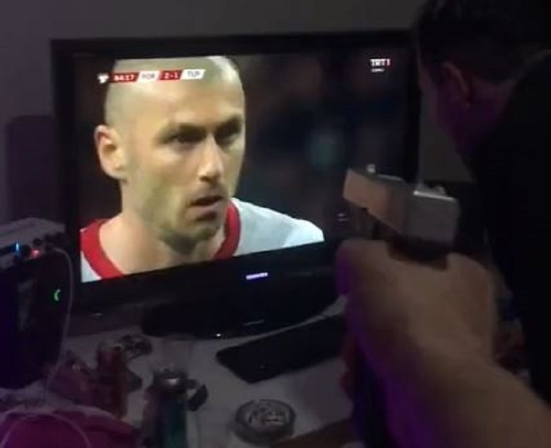 DA LI MU JE ŽIVOT UGROŽEN? Pomahnitali Turčin pucao u televizor posle Jilmazovog promašaja sa bele tačke (VIDEO)