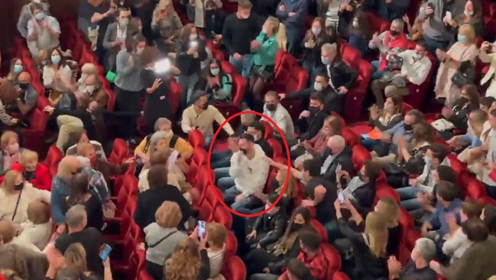 Odeš u pozorište da uživaš u predstavi, kad tamo – Mesi! (VIDEO)