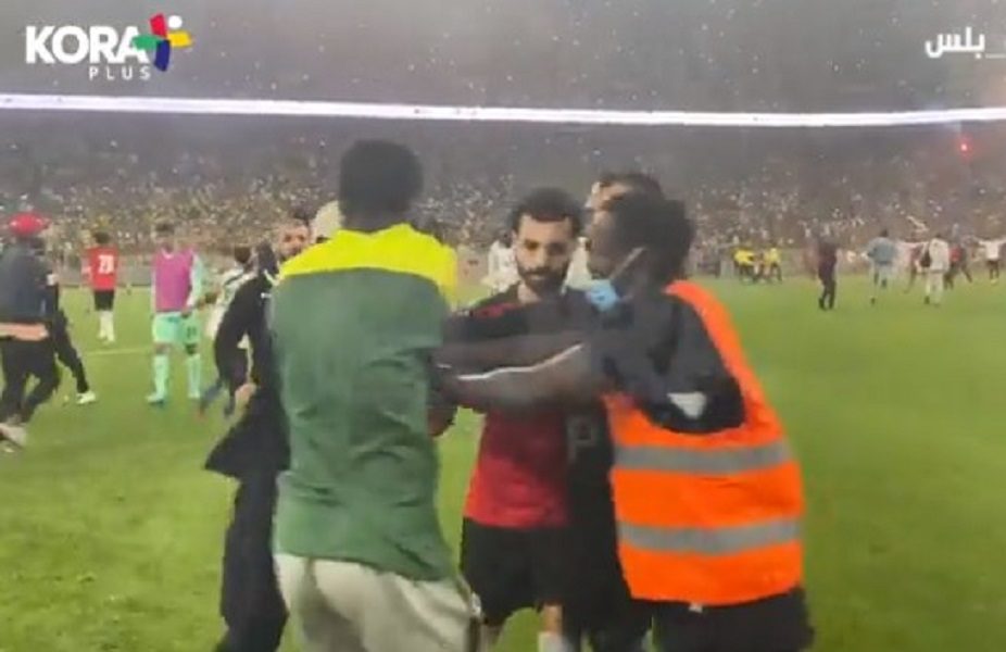 HAOS navijači upali na teren, Salaha branili telohranitelji! Letele flaše s tribina