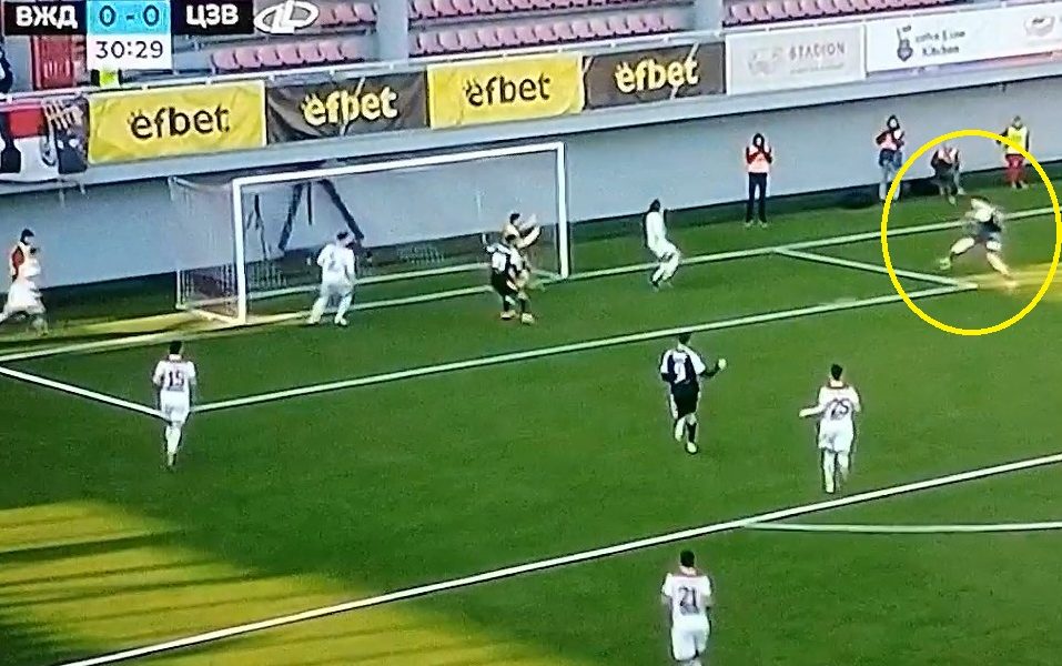 CRNI, PIĆINI Šta uradi, čoveče? Italijan se obrukao s pet metara od gola! Kao da nikad nije šutnuo loptu (VIDEO)