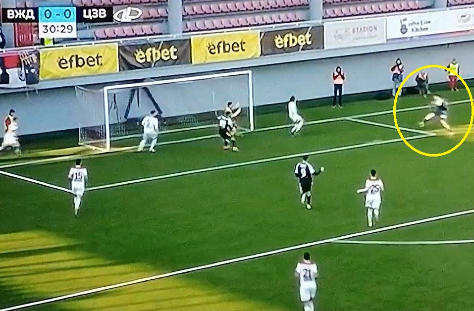 CRNI, PIĆINI Šta uradi, čoveče? Italijan se obrukao s pet metara od gola! Kao da nikad nije šutnuo loptu (VIDEO)