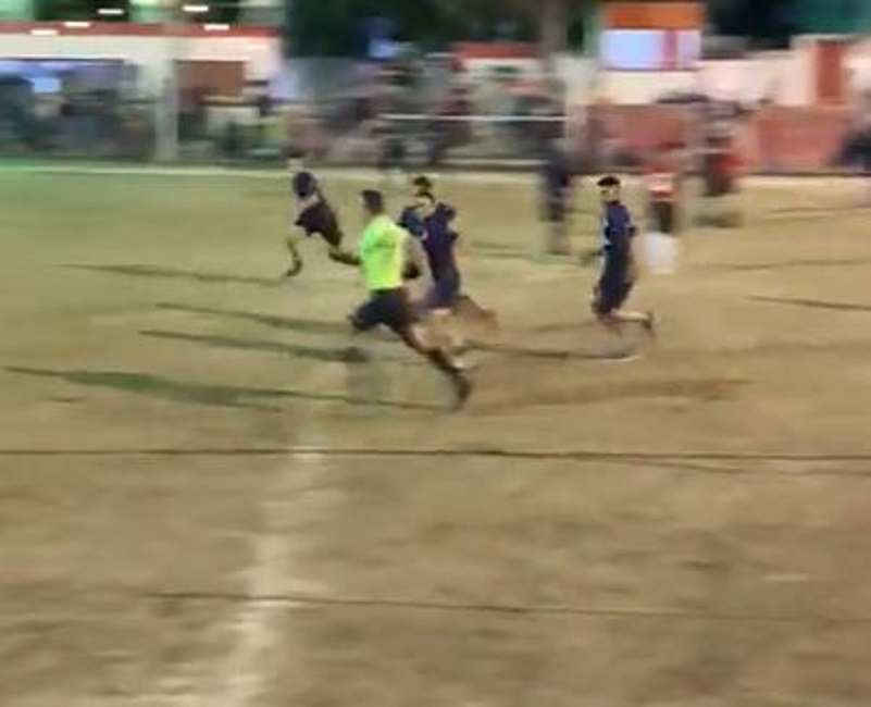 UŽAS Fudbaleri pretukli sudiju tokom utakmice (VIDEO)